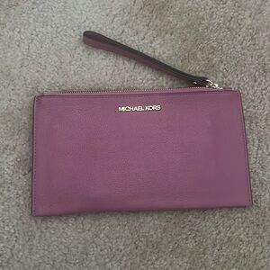 Pink Michael Kors clutch 🌸